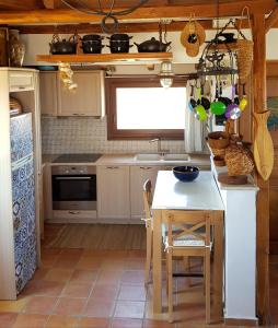 阿齐亚佩拉加Iliatoras的厨房配有水槽和桌椅