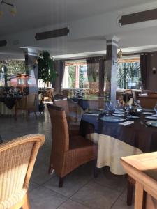 塞尔河畔维克圣克莱门特旅馆的一间带桌椅的用餐室