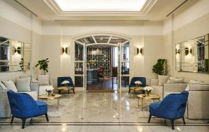 曼谷毕里斯顿苏安园景酒店 - SHA Plus的大堂配有沙发和蓝色椅子