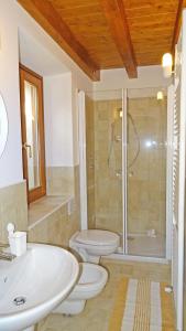 特雷莫西内Casa De Pol Exclusive Lake View by Gardadomusmea的浴室配有卫生间、淋浴和盥洗盆。