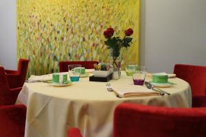 日内瓦新迷笛酒店的一张桌子上放着白色桌布和鲜花