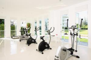 卡伦海滩The Old Phuket - Karon Beach Resort - SHA Plus的健身房设有有氧自行车和跑步机