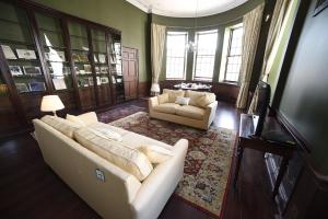 库珀Cupar Burgh Chambers的客厅配有沙发和两把椅子
