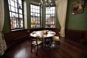 库珀Cupar Burgh Chambers的一间带桌椅和窗户的用餐室