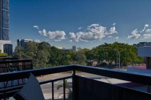 布里斯班布里斯班Soho酒店的阳台享有城市美景。