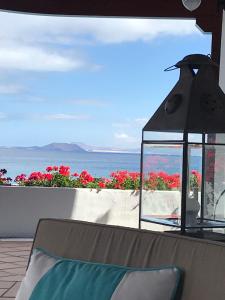 普拉亚布兰卡卡萨德尔额木巴加多酒店的露台设有灯笼,享有海景。