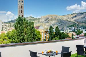 莫斯塔尔Villa Floris的阳台享有风景,配有桌椅