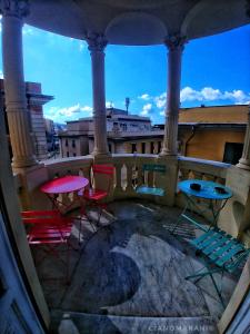 热那亚Victoria House Hostel的阳台享有桌椅的景致。