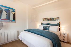 格兰瑟姆Vale View Barn的一间卧室配有一张带蓝色毯子的床