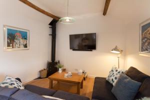 格兰瑟姆Vale View Barn的客厅配有沙发和桌子