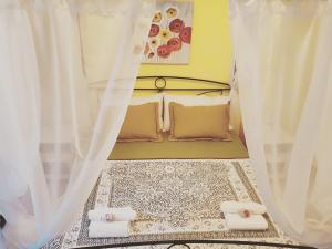 陶尔米纳Lumia e Zagara的一间小卧室,配有白色窗帘
