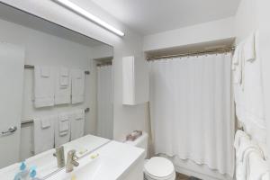 哥德伍德Brighton #116的白色的浴室设有水槽和淋浴。