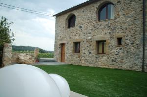 圣格雷戈里奥Mas Font的一座石头房子,前面有一片绿色草坪