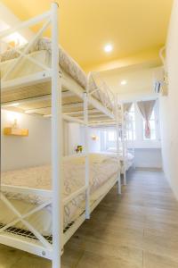 花莲市花莲鸟窝青年旅舍的一间卧室配有两张双层床。