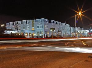 莱特肯尼克兰尼酒店及娱乐中心的夜行的街道上一座白色的大建筑