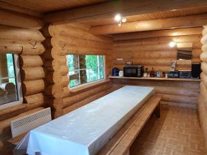JõesuuSoomaa Water Camp的小木屋内的大型木制客房 - 带长凳