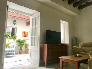 赫雷斯-德拉弗龙特拉Casa Buleria的通向带电视的客厅的开放式门