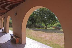 特拉诺瓦-布拉乔利尼Agriturismo Lo Zolfino的通往带公园的庭院的拱门