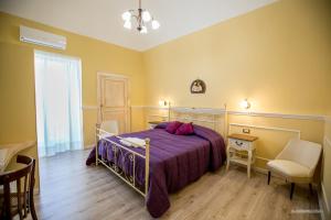 Palo del ColleB&B Nonna Lella的卧室配有一张床和一张桌子及椅子