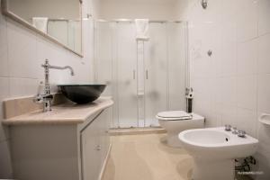 Palo del ColleB&B Nonna Lella的白色的浴室设有水槽和卫生间。
