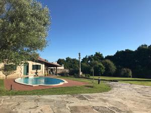 卡拉米尼亚尔镇Casa Rústica Piscina, Apartadiño的一座游泳池,位于一座建筑旁的院子内