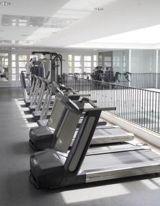 弗洛里亚诺波利斯Il Campanario Villagio Resort Apto Studio 2111的健身房的一排有氧运动器材