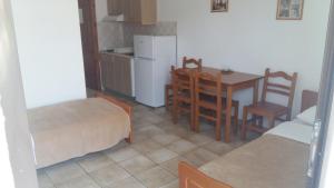 梅塔诺佛希斯House Petridis的小厨房以及带桌椅的用餐室。