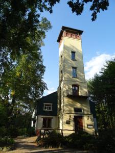 SohlandPrinz-Friedrich-August Baude的一座有塔的老房子