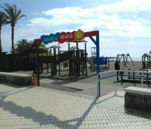 托雷德尔马尔Casa Rosa的海边的游乐场