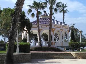 托雷德尔马尔Casa Rosa的公园内种有棕榈树的凉亭