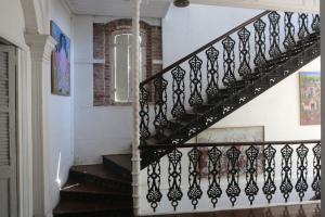雅克梅勒Hotel Florita的房屋内有黑色栏杆的楼梯