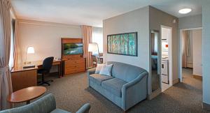 蒙特利尔公寓酒店的酒店客房配有蓝色的沙发和书桌