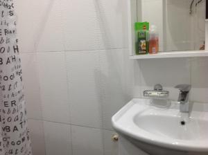 科布列季Comfortable Apartment near the Sea的白色的浴室设有水槽和镜子