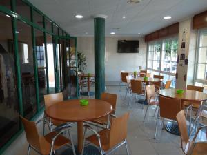 波多诺伏海风旅舍的用餐室设有桌椅和窗户。
