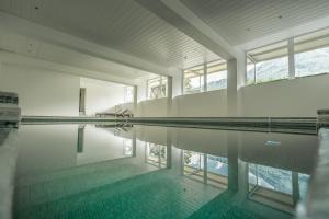 普夫龙滕Im Achtal, Mehr als Ferienwohnungen的游泳池,位于带游泳池的房子里