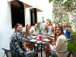 瓦哈卡市拉斯美洲旅馆的一群人坐在桌子旁