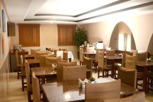 卡鲁阿鲁Hotel Itaparica的餐厅内带桌椅的用餐室