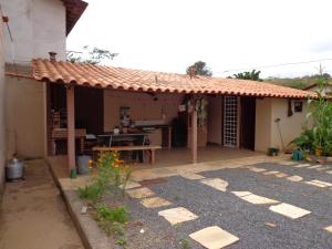 圣罗克迪米纳斯Casa Serra da Canastra - Chicó的房屋设有1个带桌子的庭院