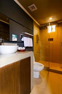 科隆蜡烛露台度假村的浴室配有卫生间、盥洗盆和淋浴。