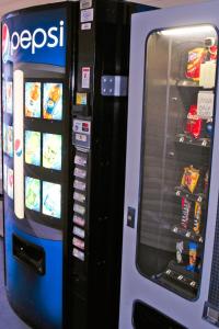 布兰森低语山汽车旅馆的一台百事可乐的自动售货机,里面装有食物