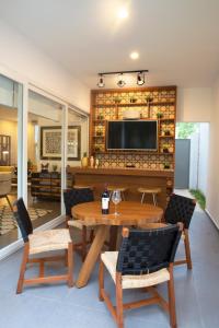 梅里达Modern House Surrounded By Nature的客厅配有桌椅和电视。