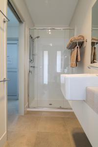 EromangaCooper's Country Lodge的带淋浴和白色盥洗盆的浴室