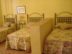 蒙托罗Cortijo Molino San Juan的一间卧室配有两张床,上面装有盒子