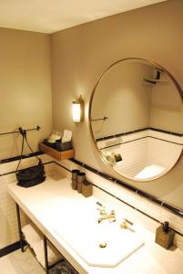 横滨横滨诺特酒店的一间带大镜子和盥洗盆的浴室