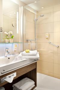 路德维希堡菲沃瑞特贝斯特韦斯特酒店的一间带水槽和淋浴的浴室