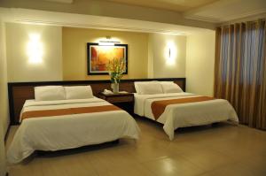 巴科洛德O Hotel的一间酒店客房,房间内设有两张床