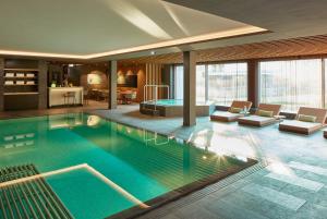 达沃斯达沃斯硬石酒店的在酒店房间的一个大型游泳池
