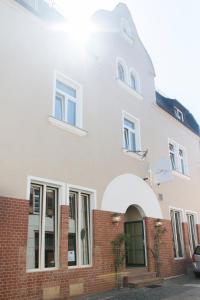 瓦尔拉夫Cottage Rheingau Hotel的砖墙白色房子