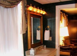 纽波特克拉克斯顿旅馆的一间带水槽和镜子的浴室