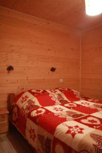 尚帕尼恩瓦努瓦茲la ratavelaiza的木制客房内的一间卧室,配有一张床